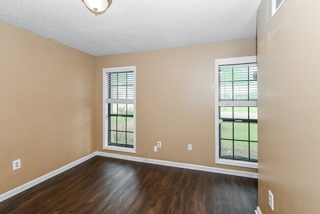 Building Photo - 5657 Rensslaer Dr