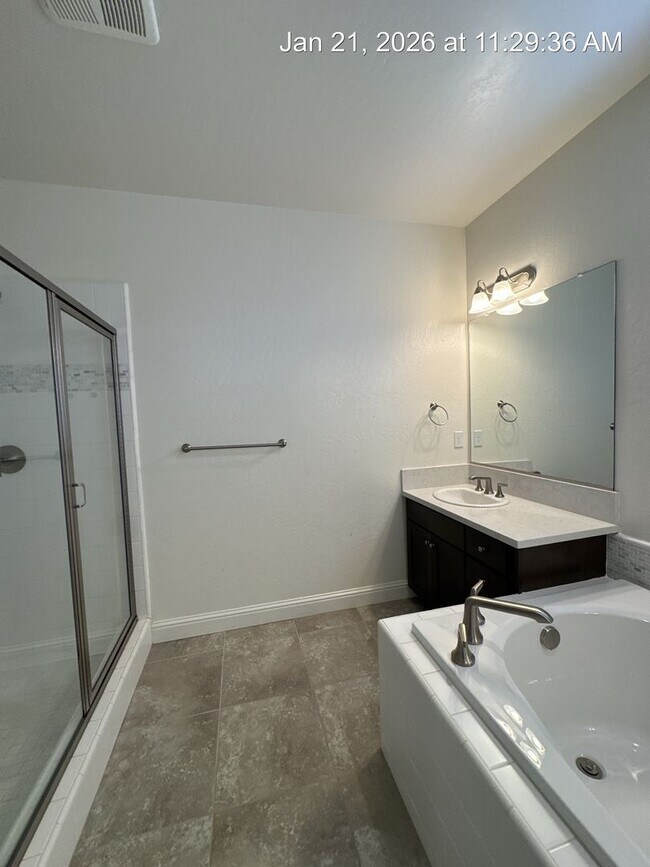 Building Photo - 4 Bedroom home located in Northside Visalia! Available Now!!