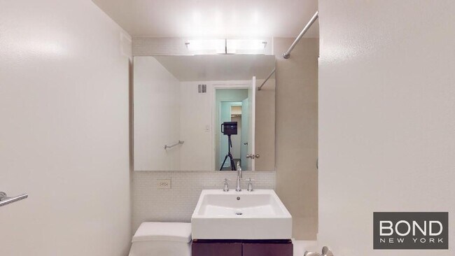 Building Photo - 220 E 63rd St