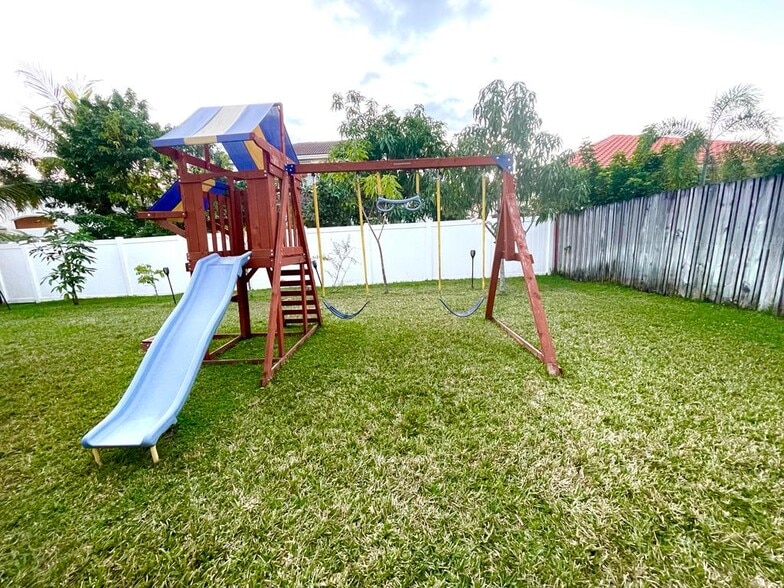 Building Photo - 1530 SW 193rd Ter