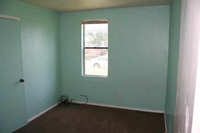 Building Photo - Coming Soon! 3 BED 1 BATH! Schedule a tour today!