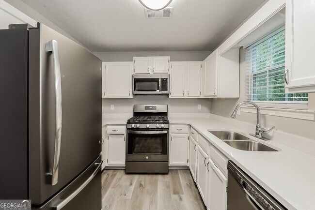 Building Photo - 2092 Wedgewood Dr