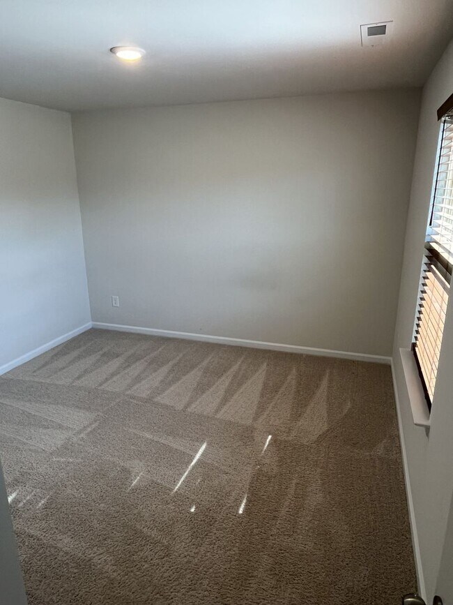 Building Photo - Spacious 5 Bed home in East Charlotte