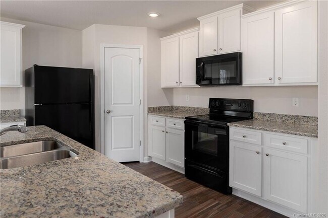 Building Photo - Beautiful 3 Bedroom with 2.5 Baths and 2-Car Garage.