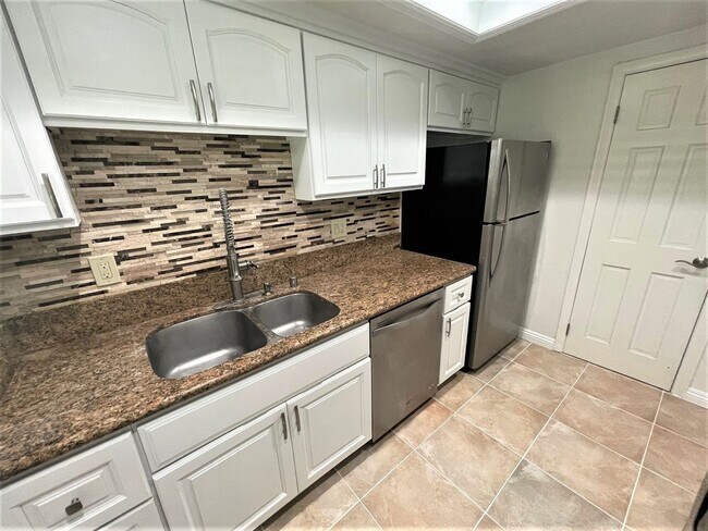 Building Photo - COSTA MESA 4BR/3BA TOWNHOME READY FOR MID-JULY OCCUPANCY