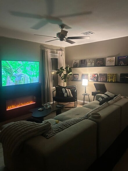 Building Photo - 148 Mica Trl