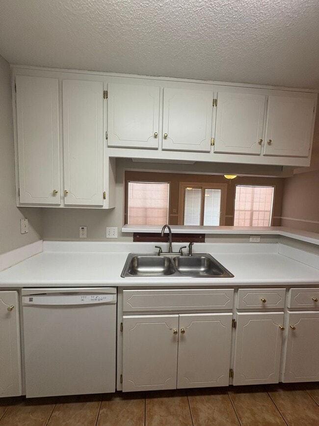 Building Photo - Dunwoody Townhomes!  NEW CARPET!!  PAINT!  NEW WASHER/DRYER