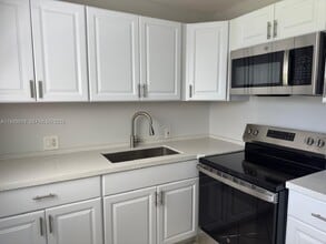 Building Photo - 257 Fanshaw G