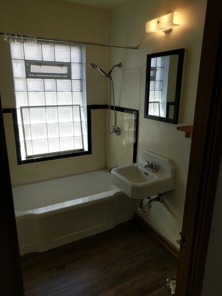 Building Photo - 4244 N Wilson Dr
