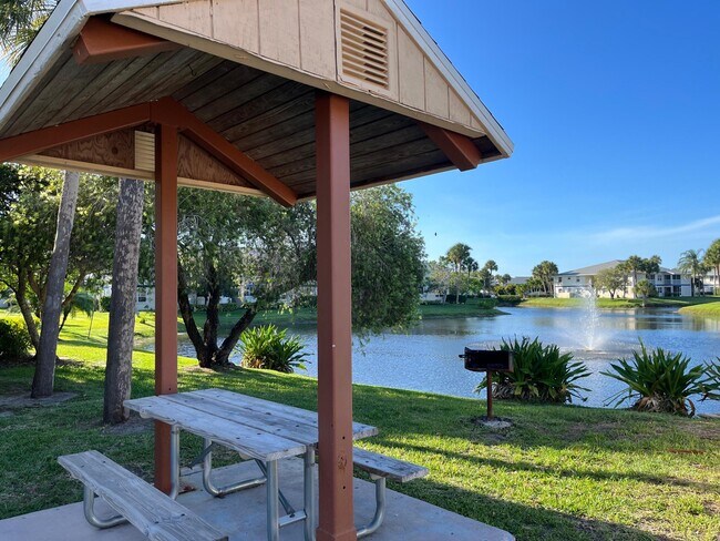 Building Photo - 1533 SE Royal Green Cir