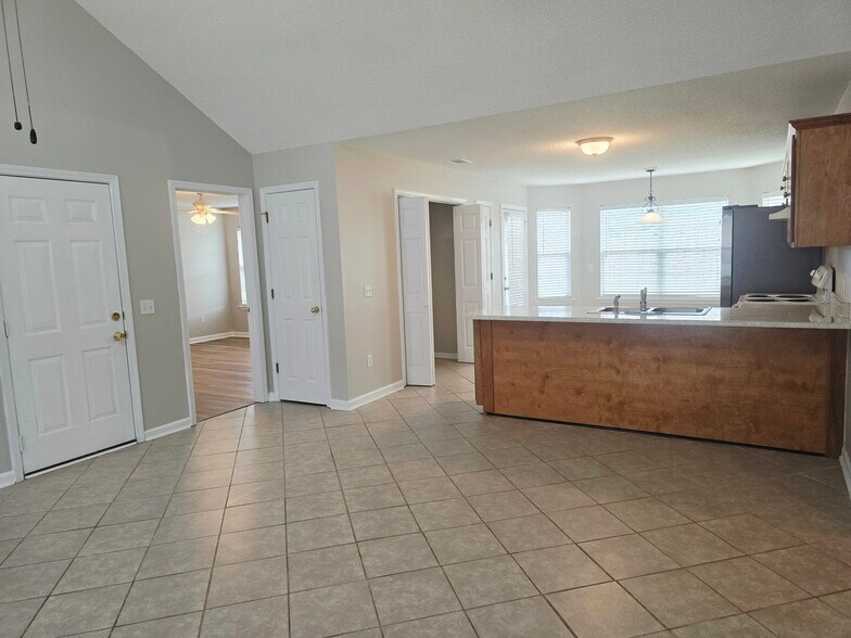 Building Photo - 111 Quarterhorse Dr