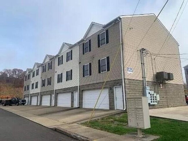 Primary Photo - Huge 3 Bedroom 2 Bathroom Garden Apartment