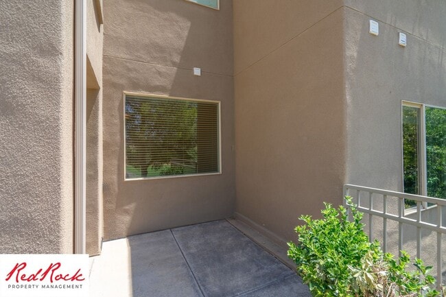 Building Photo - Remarkable 3 Bedroom Condo Next to Sunbroo...