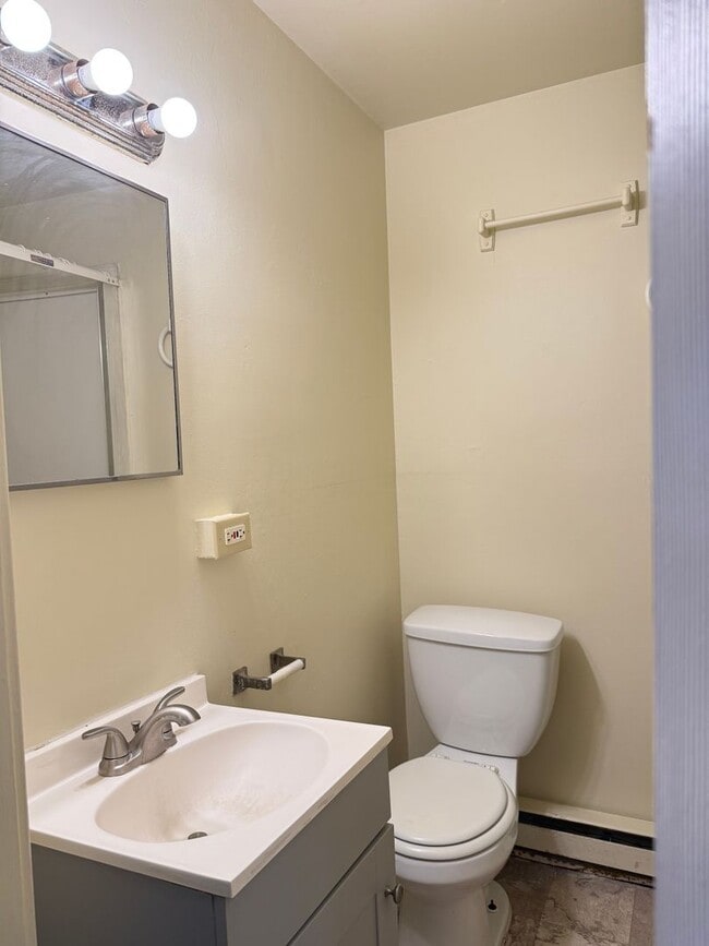 Building Photo - 416-418 Manor St.