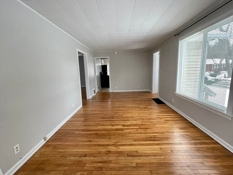 Building Photo - 2609 Amherst Ave