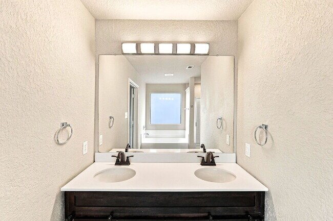 Building Photo - VIEWS VIEWS VIEWS! Ask about our rent incentives and Book your self guided tour today!