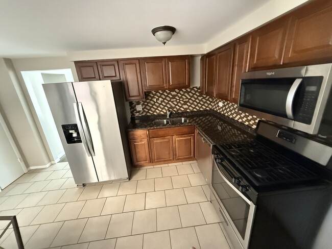 Building Photo - 8529 W Catalpa Ave