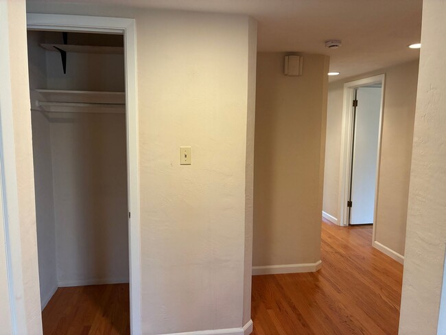 Building Photo - Beautiful 3 bedroom/1.5 bath Home in S. Land Park