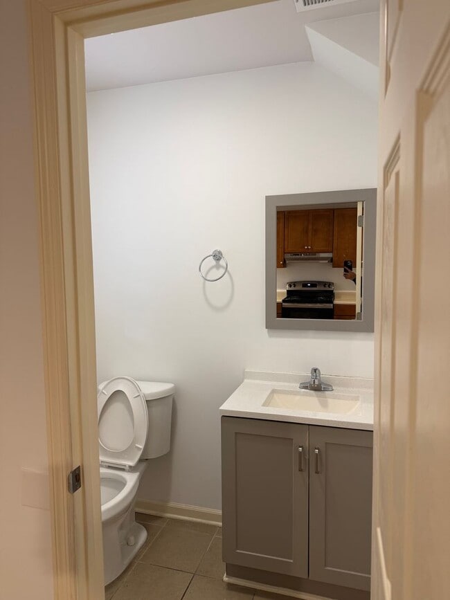 Building Photo - Spacious Rental Minutes from Downtown Nashville!