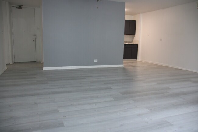 Building Photo - 5701 N Sheridan Rd