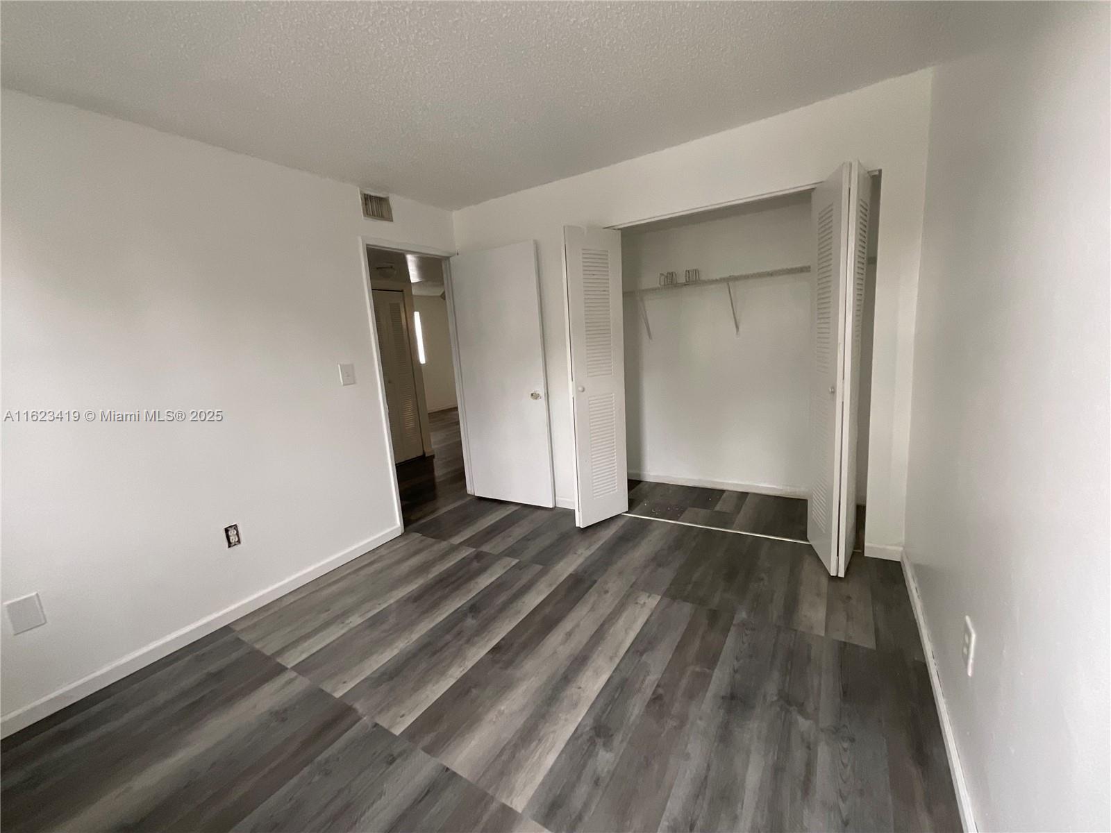 Building Photo - 9877 Nob Hill Ct