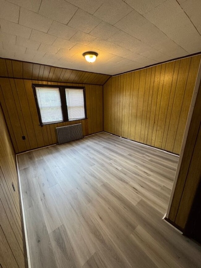 Building Photo - 3BED 2BATH FINISHED BASEMENT $1650/MONTH!