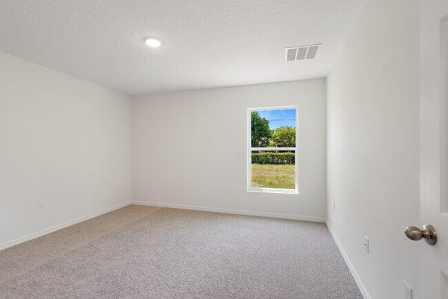 Building Photo - 2102 SE Holland St