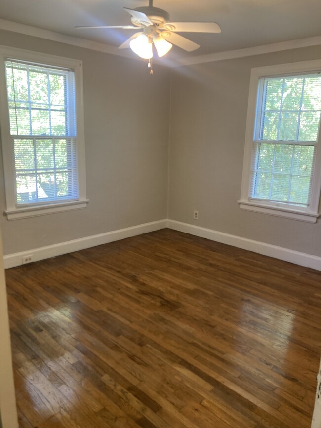 Building Photo - Quaint Two Bedroom Available NOW