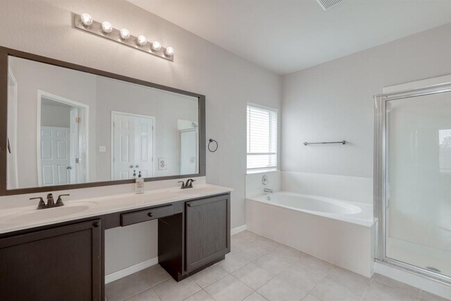 Building Photo - 211 Hanstrom Dr