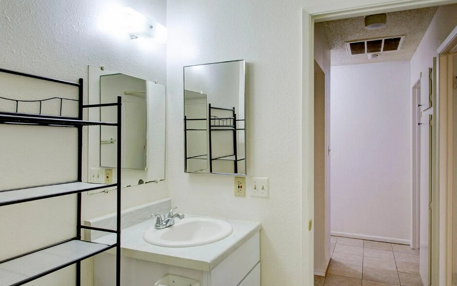 Building Photo - 1617 Turquoise Rd