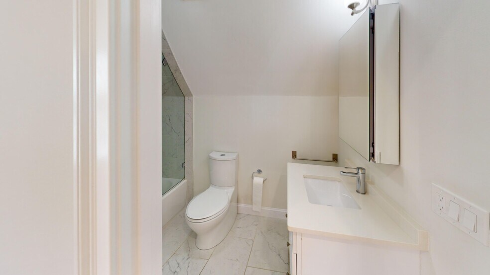 Primary Photo - 62 Gordon St