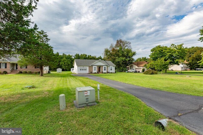 Building Photo - 205 Old Landing Ct