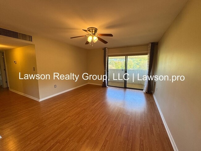 Building Photo - Two Bedroom Condo w/ Updated Kitchen in Hu...