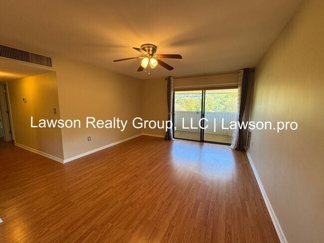 Building Photo - Two Bedroom Condo w/ Updated Kitchen in Hunting Hills
