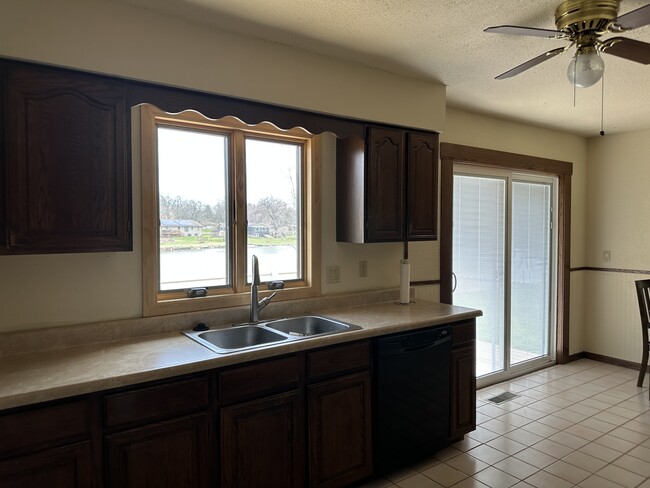 Building Photo - 2427 Mallard Dr