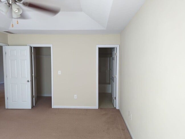 Building Photo - Nice Two Bedroom Duplex In A Great Location Available April 2026