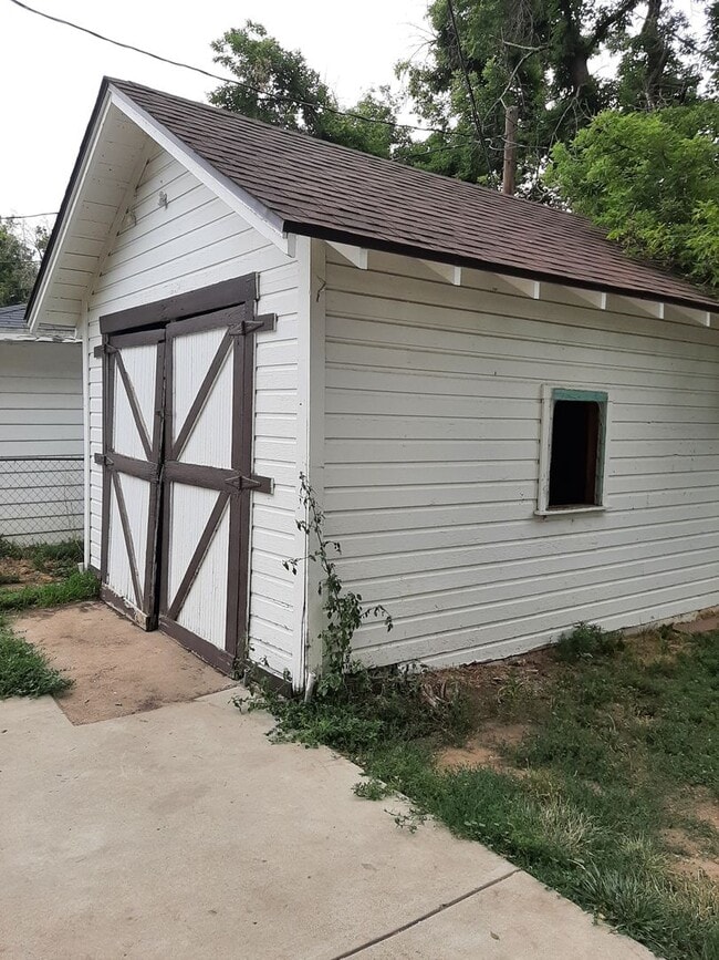 Building Photo - (2006 7th Avenue)