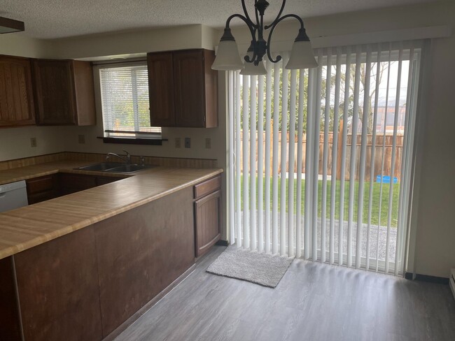 Building Photo - BENE01