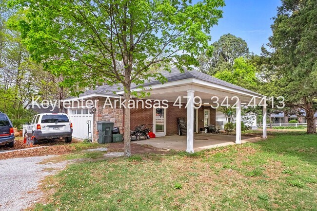 Building Photo - Charming 1 Bedroom Cottage-Style Home with Spacious Yard