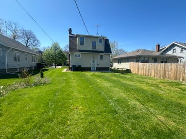 Building Photo - Great House in a great location!