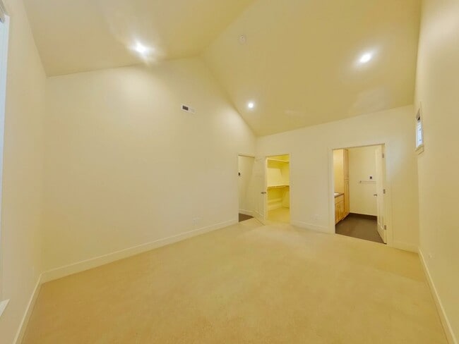 Building Photo - Newer Duplex Near Autzen Stadium - 3Bed/2B...