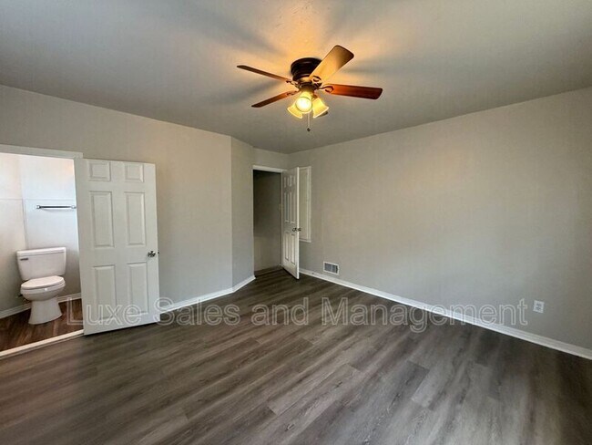 Building Photo - 221 E Kerr Dr