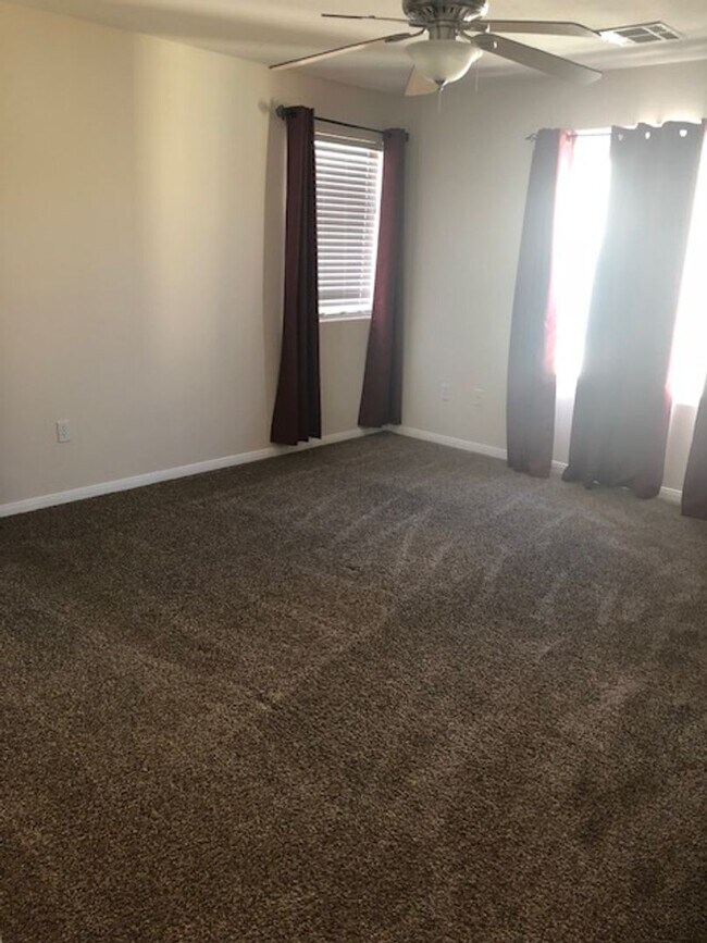 Building Photo - Expansive 3 Bedroom Treat with 2+ Bonus Ro...