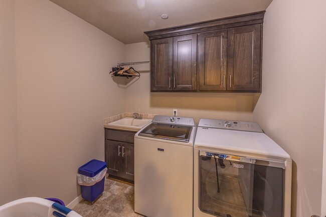 Building Photo - Four Bedroom Home + Bonus & Den in Gated C...