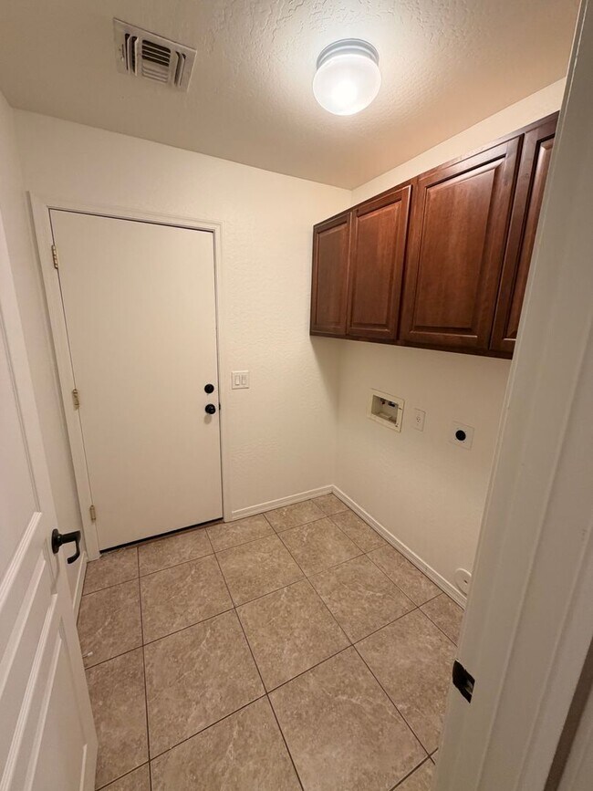 Building Photo - Charming 3 bed + bonus room, 2 bath home in the Ghost Ranch Communtity