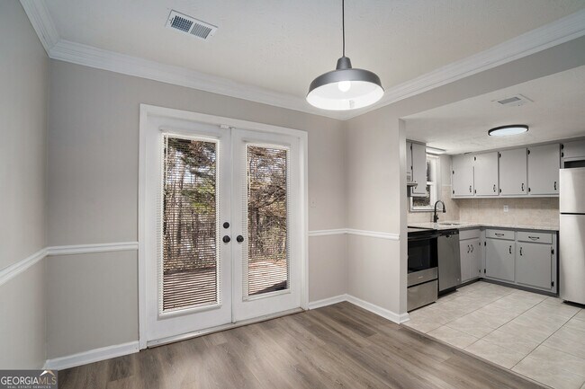 Building Photo - 3027 Spruce Cir