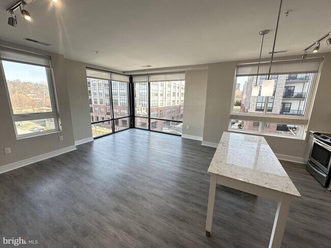 Building Photo - 145 Riverhaven Dr