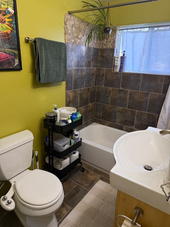 Building Photo - Two Bedroom Duplex in Golden!!