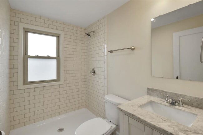 Building Photo - 5 bed, 3 bath updated home on Campus -  AVAILABLE AUGUST 2026