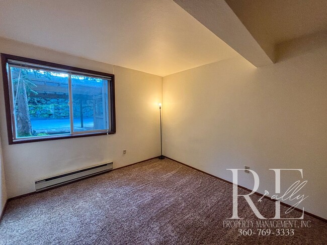 Building Photo - Charming 2-Bedroom, 1-Bath Apartment with ...